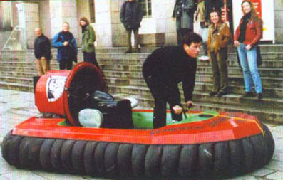 Borys na poduszkowcu.