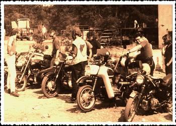 Inni z dum eksponuj swoje motocykle,