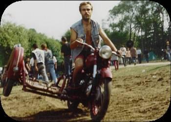 Najedzony Prezes ochoczo prezentowa swoje umiejtnoci.